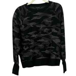Athleta Triumph Camo Crewneck Sweatshirt Medium Petite Black Grey Thumbhole